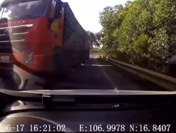Thót tim cảnh xe tải lấn làn khi vào cua, ép sát xe đối diện