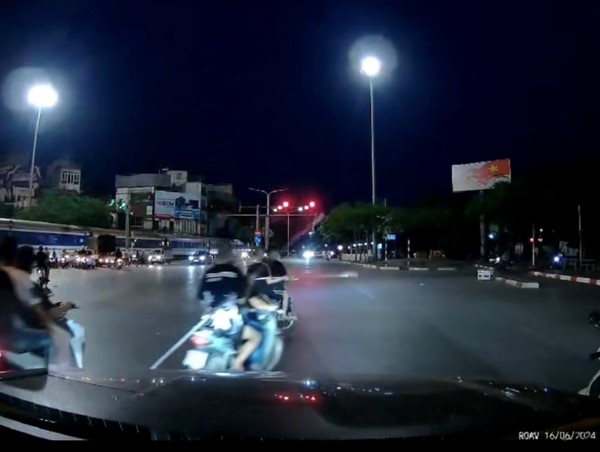 Nhóm thanh niên cầm hung khí lượn lờ trên đường