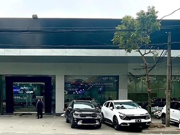 Người tiêu dùng chờ phí trước bạ giảm, showroom ô tô chờ khách
