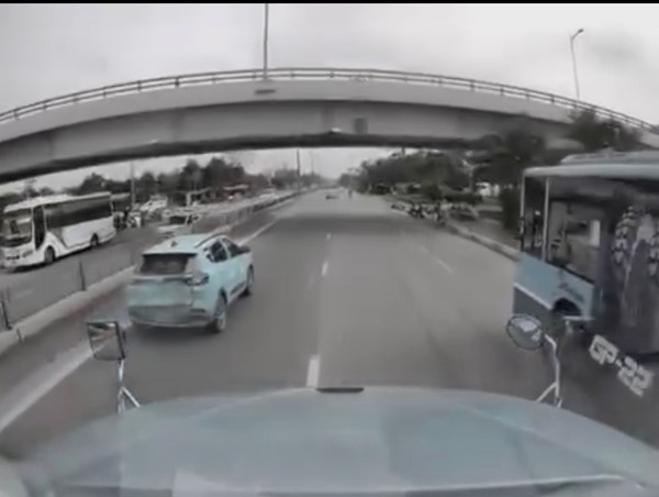 Xe container đâm trúng taxi trên quốc lộ