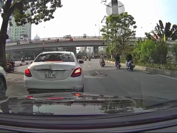 Ô tô dừng cách đèn đỏ cả chục mét để tránh nắng