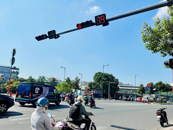 Mức xử phạt phương tiện dừng đèn đỏ sai làn mới nhất 2024