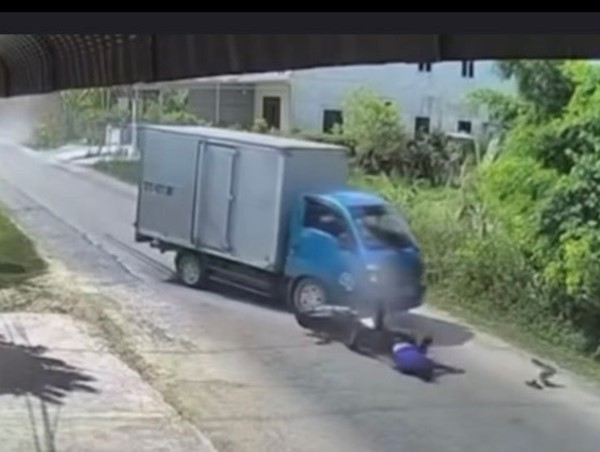 Không làm chủ tay lái, người đàn ông bị ô tô đâm trúng