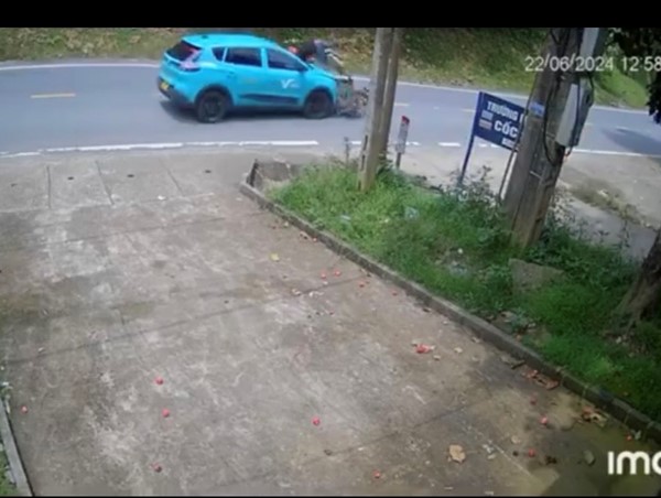 Xe máy sang đường thiếu quan sát bị taxi hất văng