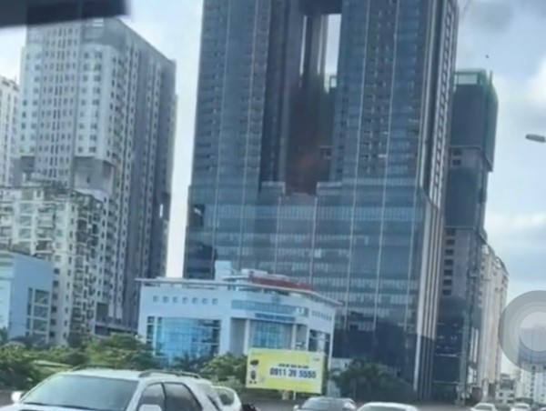 Người phụ nữ phóng xe máy ngược chiều trên vành đai 3