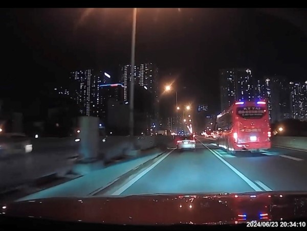 Xe khách Kỳ Tài đi lùi trên vành đai 3