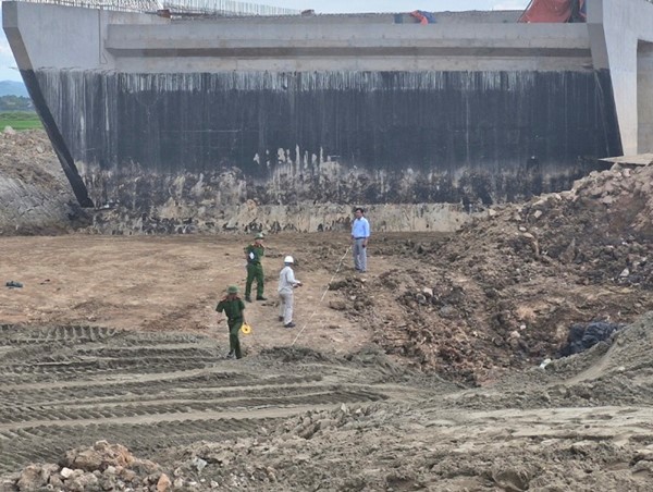 Hà Tĩnh: Hiện trường sạt lở dự án cao tốc khiến hai công nhân nữ thương vong