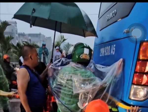 Giải cứu người mắc kẹt dưới gầm ô tô tại Hà Đông