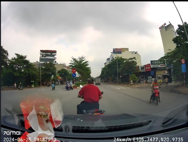 Người đàn ông sang đường thiếu quan sát va chạm với xe ô tô