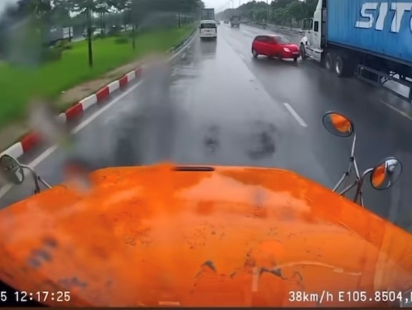 Ô tô xoay tròn giữa trời mưa