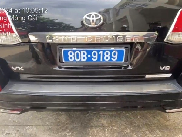 Xe Land Cruiser VX "hô biến" biển trắng thành biển xanh 80B