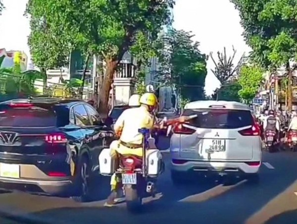 Ô tô chở sản phụ vỡ ối kịp đến bệnh viện nhờ sự hỗ trợ của cảnh sát giao thông