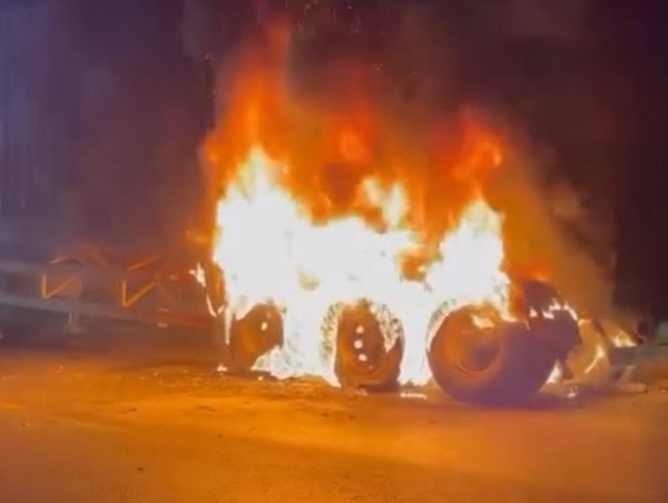 Hà Tĩnh: xe container bốc cháy dữ dội trong đêm