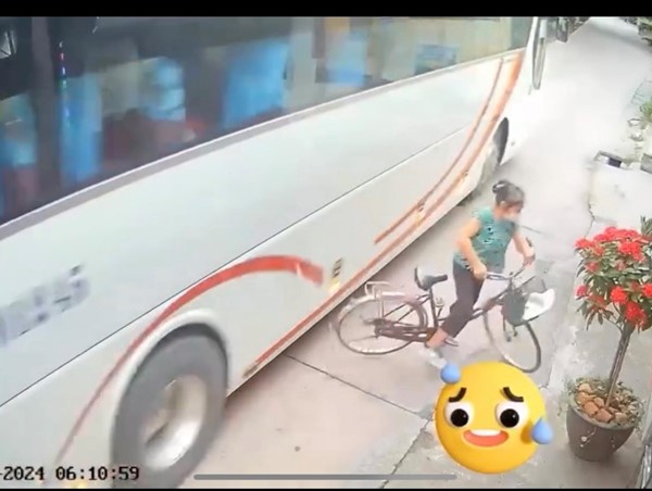 Tránh xe khách, người phụ nữ ngã nhào xuống đường