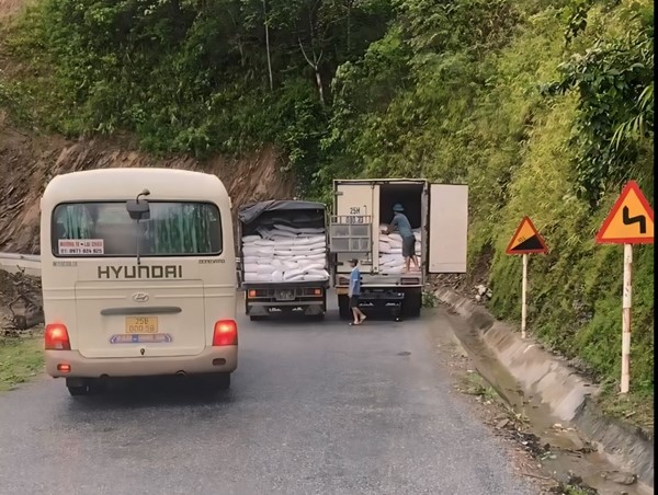 Xe tải dừng đỗ giữa đường đèo để chuyển hàng gây bức xúc