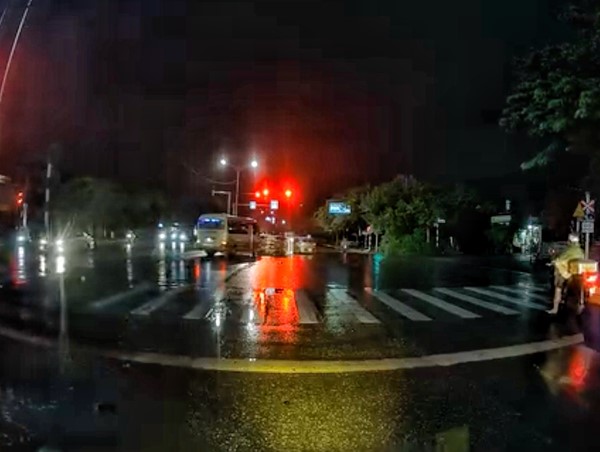 Hà Nội: Xe khách phóng nhanh, vượt đèn đỏ tông lật ô tô tải rồi bỏ chạy