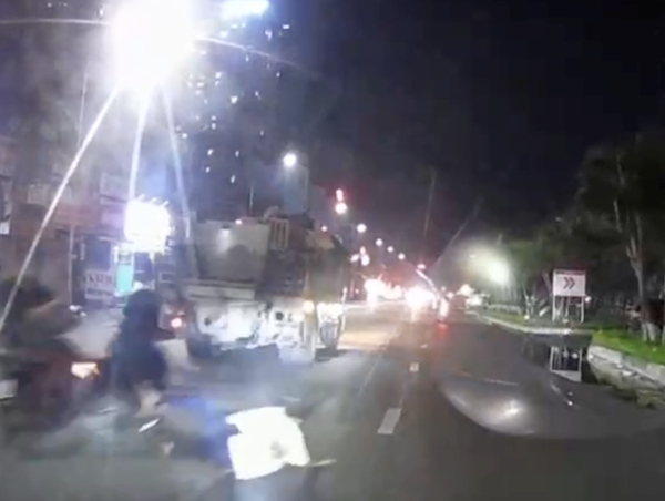 Hai xe máy rượt đuổi, 1 thanh niên ngã xuống đường