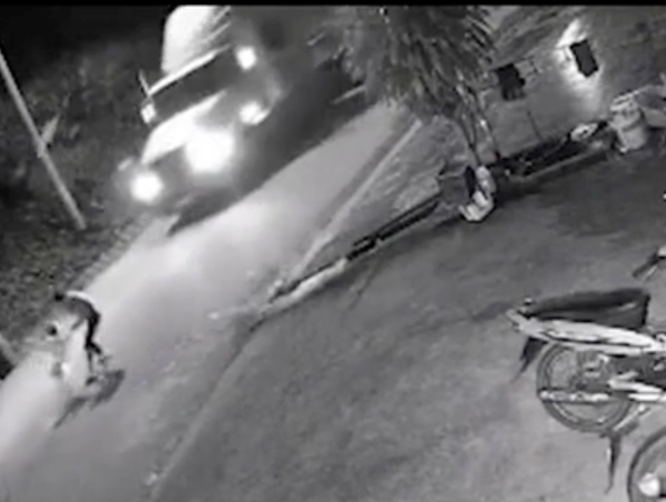 Thót tim hình ảnh cô gái lao thẳng vào đầu xe container