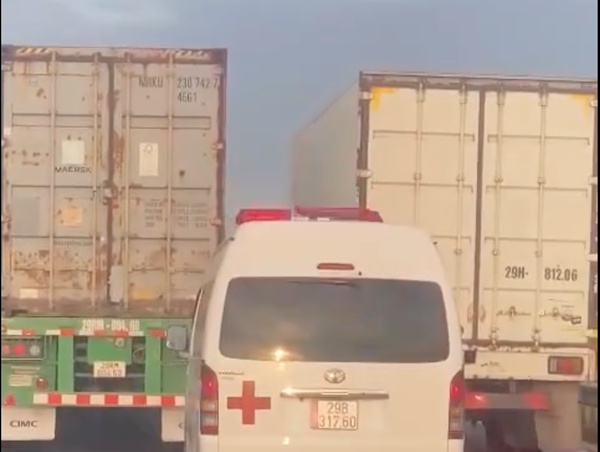 Hai xe tải dàn hàng ngang cản đường xe cứu thương