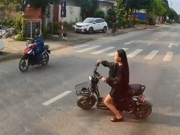 Tạt đầu xe tải, nữ sinh đi xe đạp điện suýt gây ra tai nạn