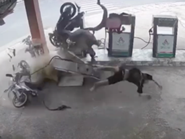 Xe máy phóng nhanh đâm đổ cây xăng