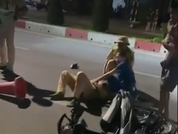 Xe máy “thông chốt” đâm trọng thương cảnh sát giao thông