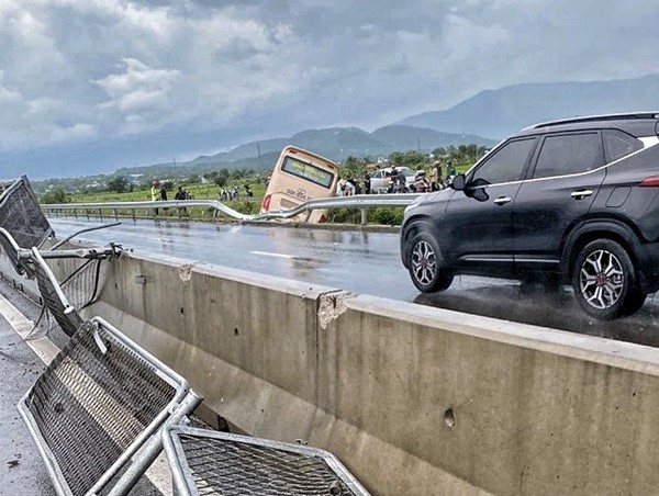 Xe khách lật nhào trên cao tốc Vĩnh Hảo - Phan Thiết