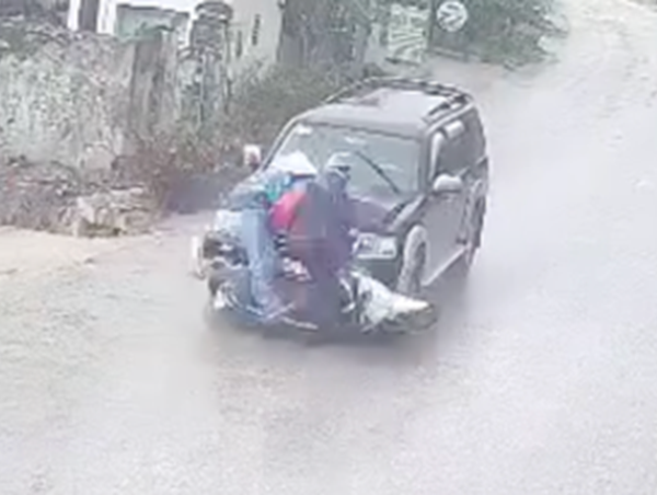 Xe máy thiếu quan sát bị xe ô tô đâm trúng