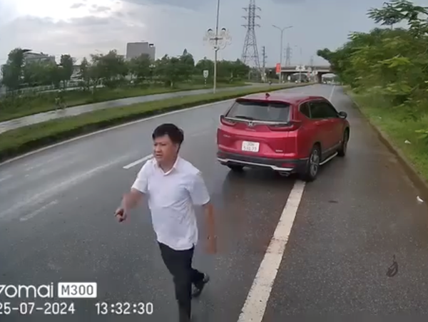 Tài xế sang đường ẩu suýt gây tai nạn với xe khác, lạng lách đánh võng thách thức
