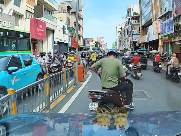 Tước giấy phép lái xe người đàn ông đi ngược chiều, cản đường ô tô