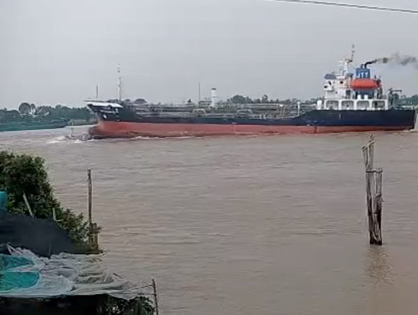 Tàu hàng gần 4.500 tấn đâm phà chở khách trên sông Vàm Nao khiến 3 người bị thương