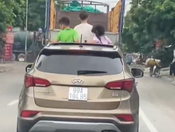 Nguy hiểm khi để trẻ thò đầu qua cửa sổ trời ô tô hóng gió