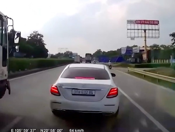 Ô tô phanh gấp giữa đường bị đâm mạnh từ phía sau