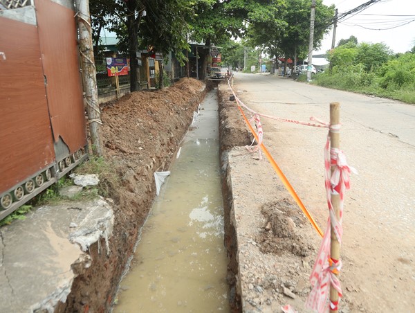 Hàng loạt tuyến đường bị 'xẻ thịt'