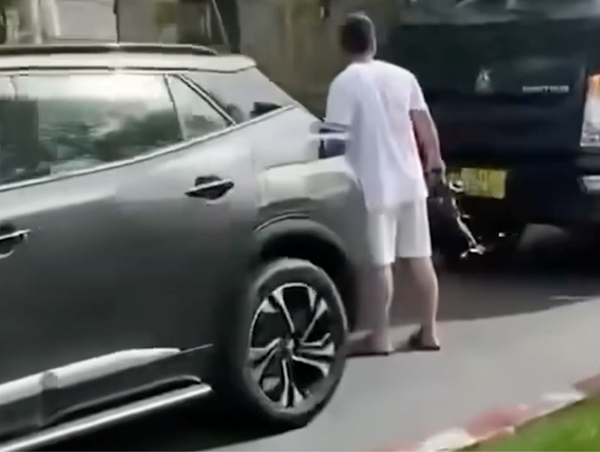 Tài xế dừng xe giữa đường để mua đồ gây bức xúc