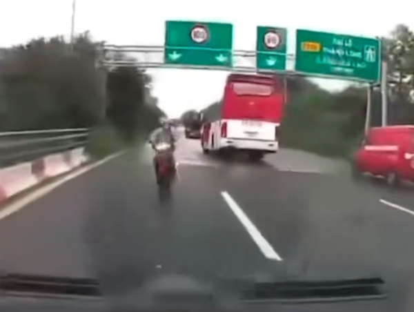 Xe máy đi ngược chiều đâm thẳng vào đầu ô tô trên Đại lộ Thăng Long