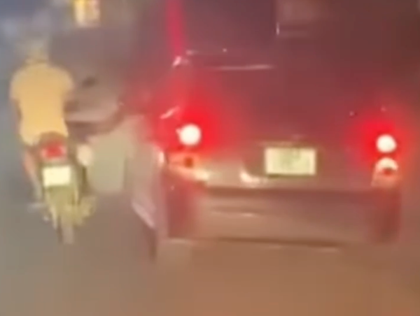 Tài xế xe máy phóng nhanh, đạp vào cửa xe ô tô ngã nhào xuống đất