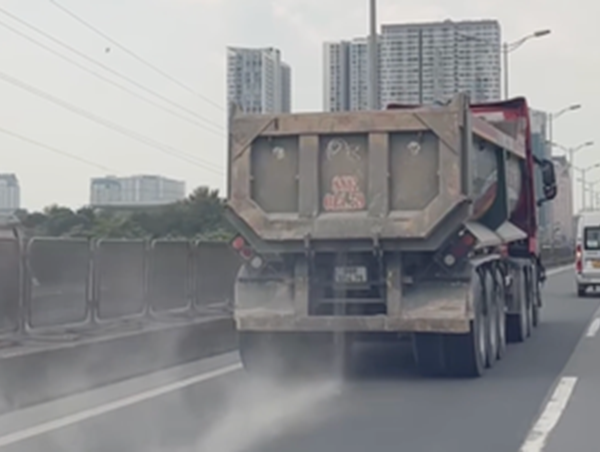 Xe tải vô tư vãi bụi ra đường vành đai 3 