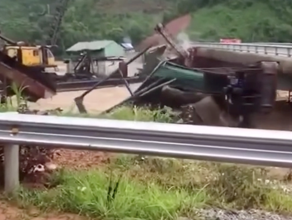 Hai tàu hút cát công suất lớn trôi tự do, va chạm vào cầu Tô Mậu