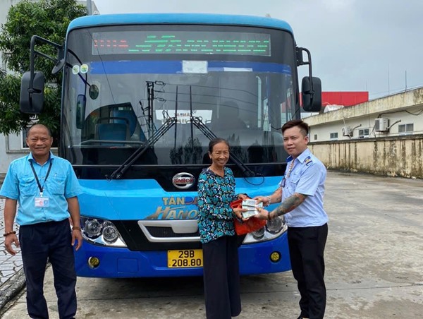 Hành khách xúc động khi nhận lại khoảng 150 triệu đồng để quên trên xe buýt