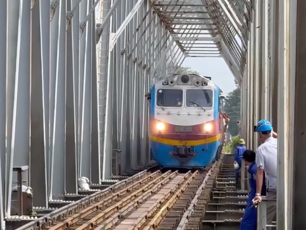 Clip thử tải tàu hỏa chạy qua cầu Long Biên, cầu Đuống