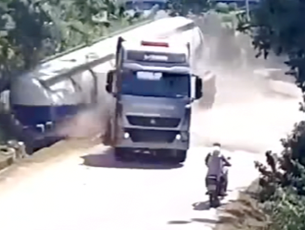 Xe bồn tuột rơ-moóc suýt cướp mạng sống của tài xế xe máy