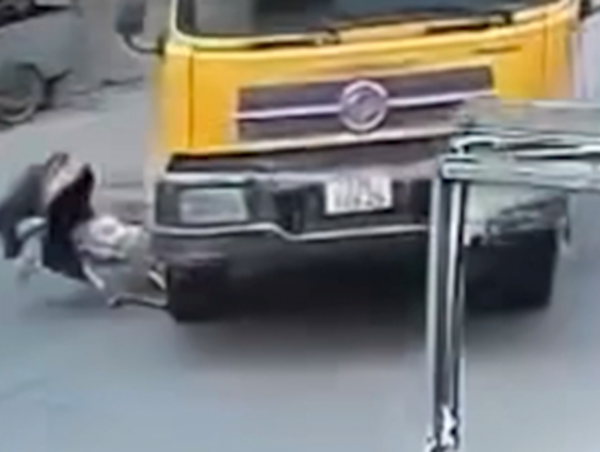 Xe tải phóng nhanh thiếu quan sát, đâm thẳng cụ bà đang sang đường