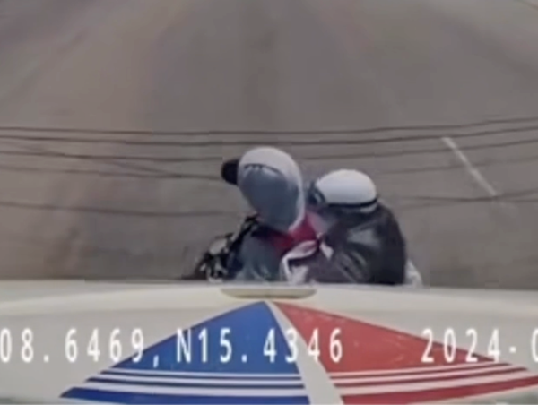 Xe điện tạt đầu xe container suýt gây ra tai nạn