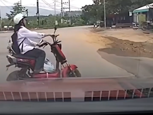 Nữ sinh đi ngược chiều, tạt đầu ô tô gây mất an toàn