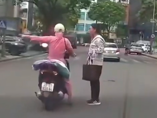 Vô tư dừng xe máy giữa ngã tư gây mất an toàn