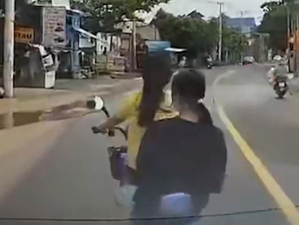 Hai nữ sinh điều khiển xe điện không đội mũ bảo hiểm tạt đầu ô tô