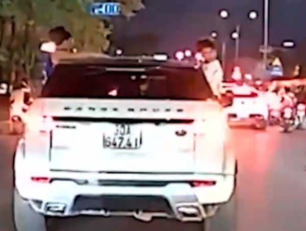 Nguy hiểm rình rập khi để trẻ em ngồi trên thành cửa ô tô đùa nghịch