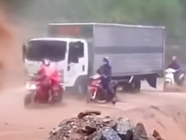Cảm động tài xế dùng xe tải cho xe máy đi qua đoạn sạt lở, nước chảy cuồn cuộn