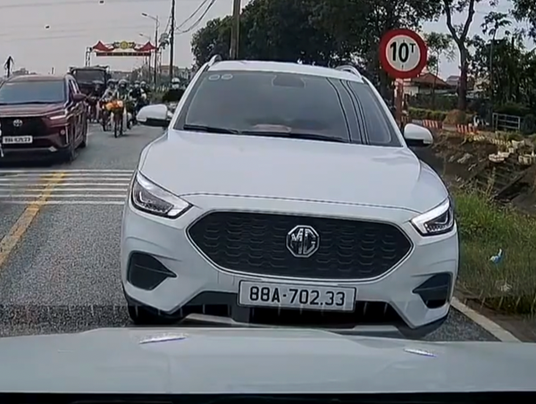 Ô tô lấn làn quyết không chịu lùi xe nhường đường